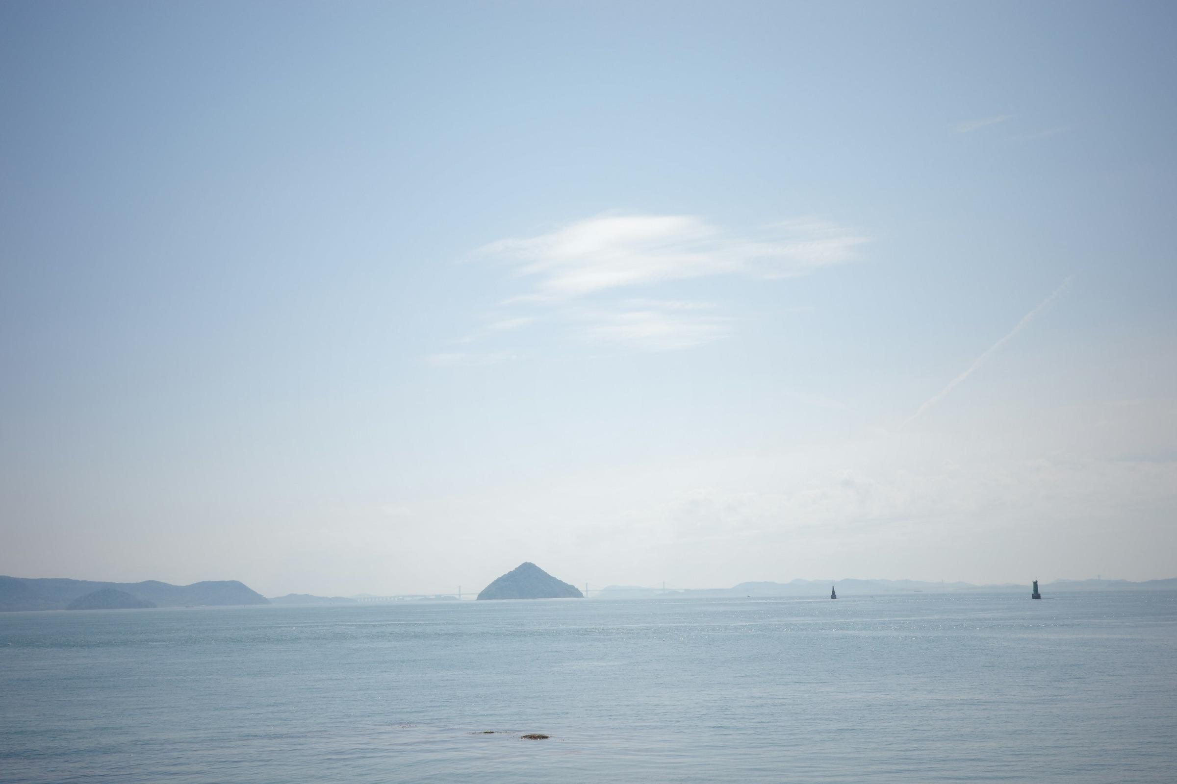 穏やかな瀬戸内海に浮かぶ、小さな三角形の島
