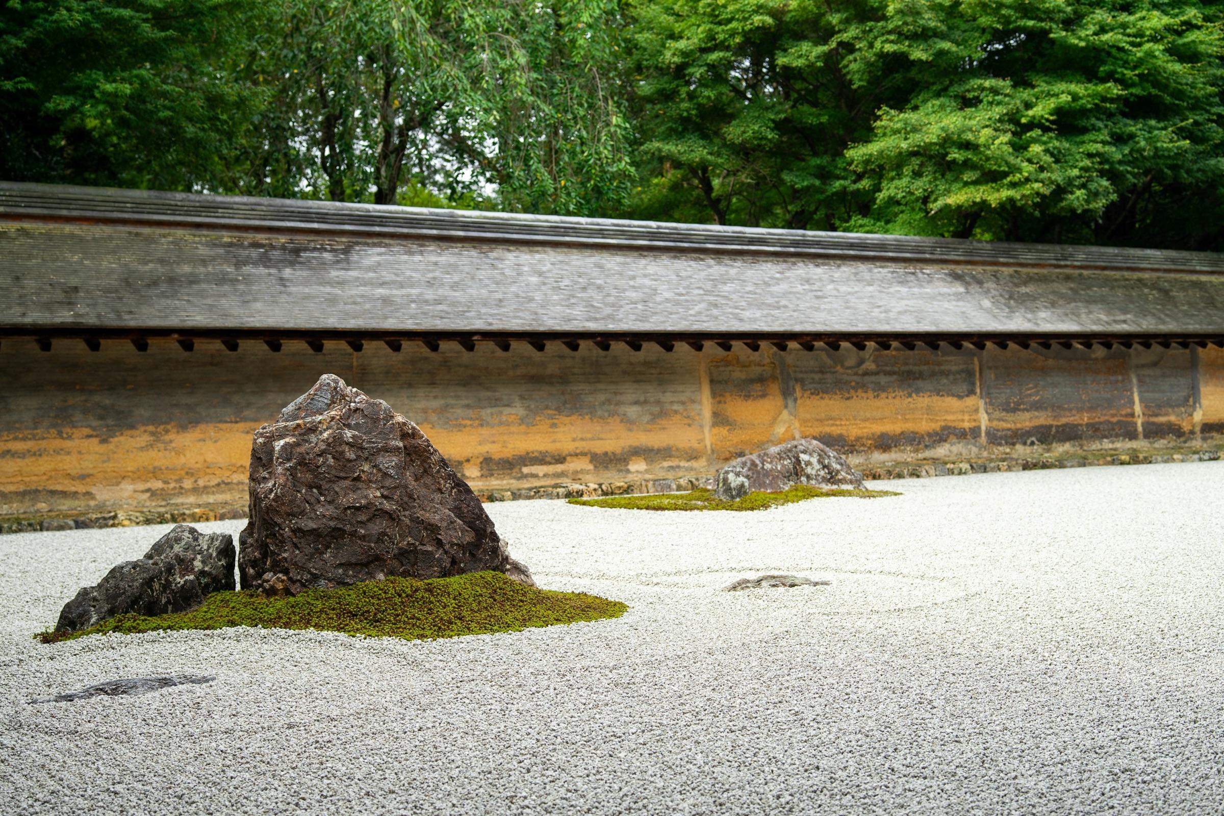京都の枯山水。白砂と苔に囲まれた石