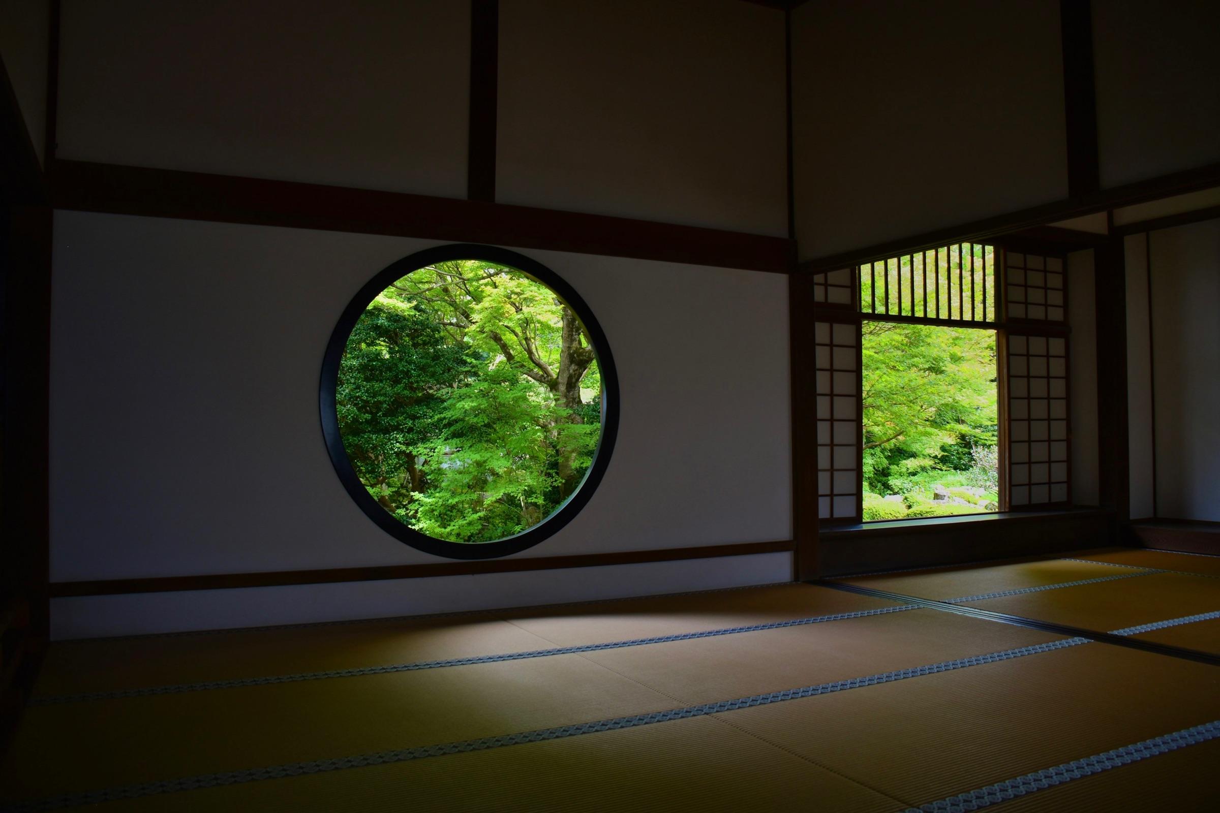 青もみじを望む丸窓と格子窓のある畳の間