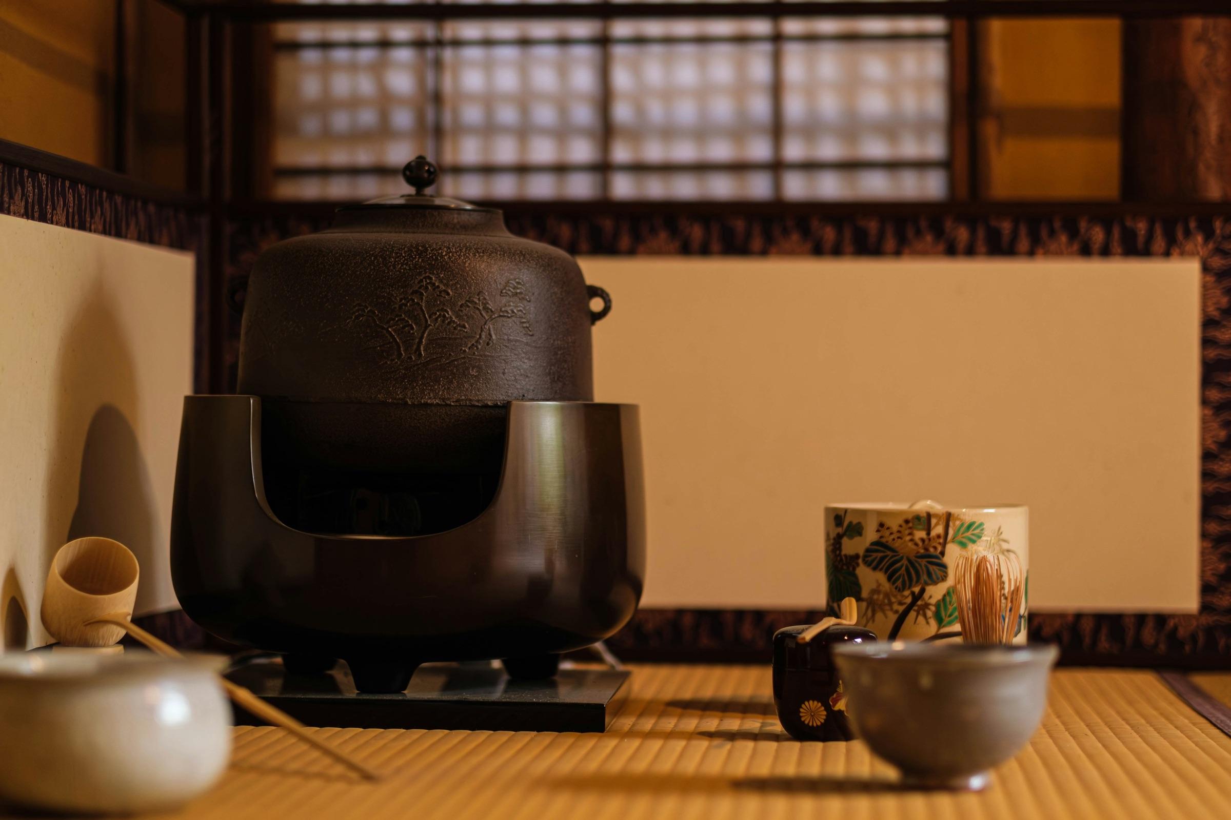 畳の上に整えられた茶釜、茶碗、茶筅