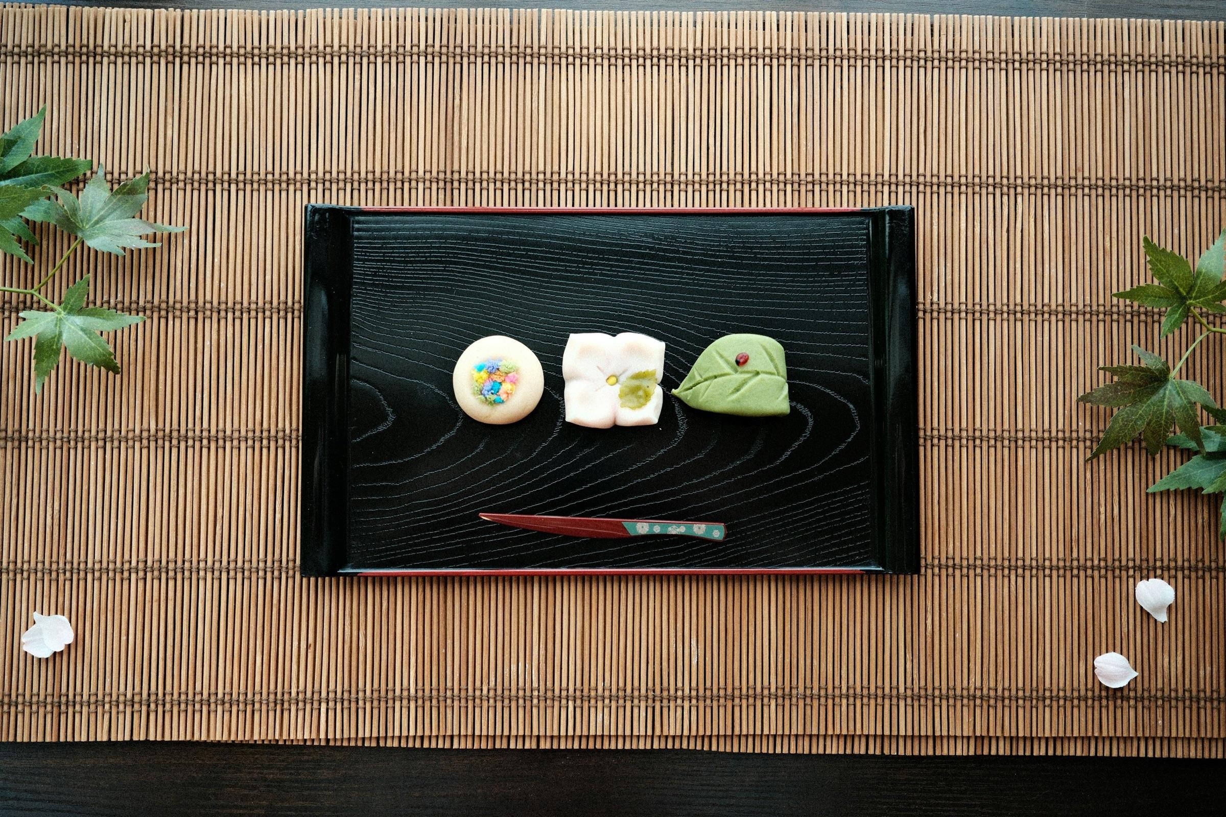 黒塗りの盆にのせた季節の和菓子