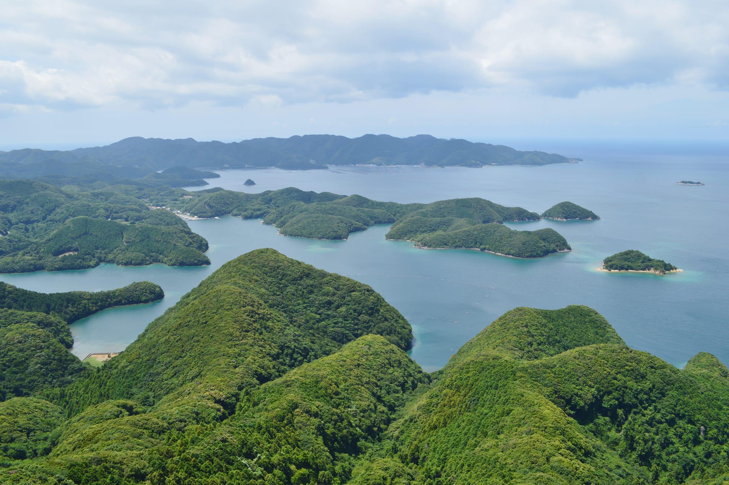 対馬の城山から望む、森に覆われた岬と島々が重なる浅茅湾